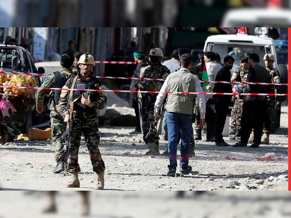 आत्मघाती हमले के बाद काबुल के शिया मस्जिद के बाहर जांच करते सुरक्षाकर्मी. (Reuters/ फाइल फोटो )