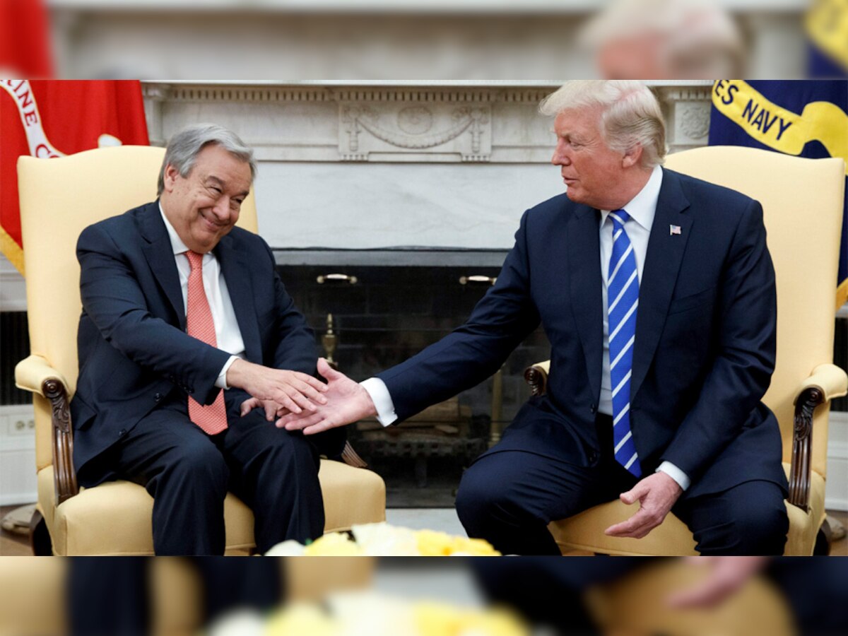 व्हाइट हाउस के ओवर कार्यालय में मुलाकात के दौरान संरा महासचिव एंटोनियो गुटेरेस से हाथ मिलाते डोनाल्ड ट्रंप. (AP/PTI/20 Oct, 2017)