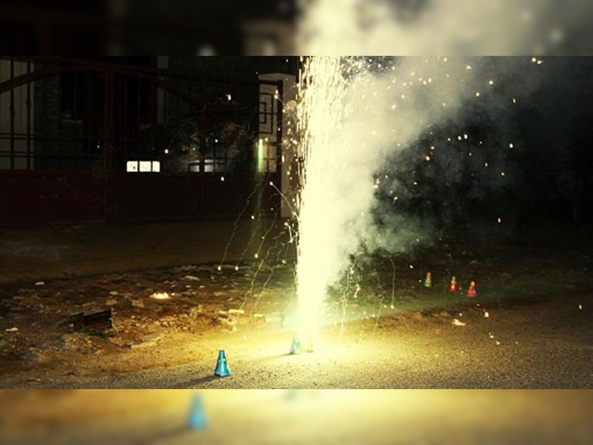 अधजले पटाखों को फिर से जलाने की कोशिश करने की दो अलग अलग घटनाओं में कम से कम आठ बच्चे घायल हो गए. (FILE - प्रतीकात्मक फोटो)