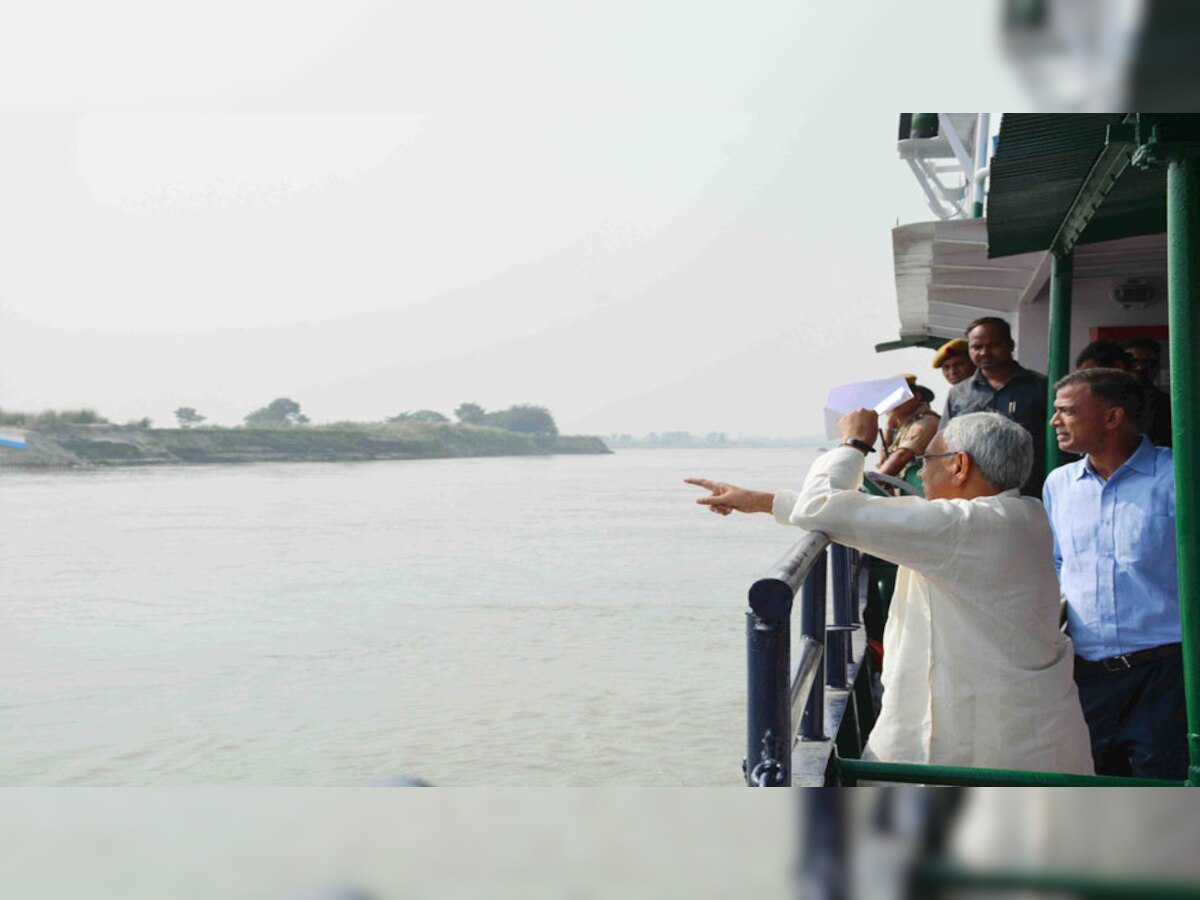सीएम नीतीश कुमार ने छठ पर्व के मद्देनजर रविवार को दूसरी बार गंगा नदी किनारे स्थित छठ घाटों का निरीक्षण किया. (फोटो साभार : @NitishKumar)