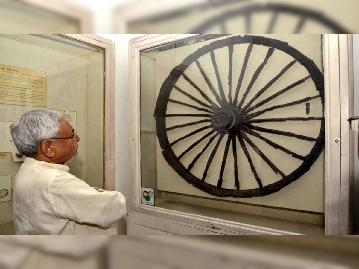 सीएम नीतीश  कुमार ने पटना संग्रहालय में लगभग तीन घंटे बिताए. (फोटो सभार @NitishKumar) 