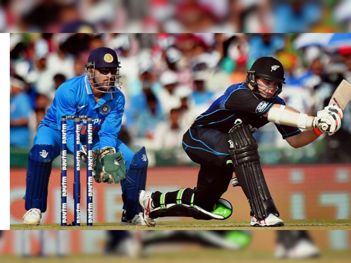 भारत के खिलाफ कानपुर वनडे में  न्यूजीलैंड बल्लेबाज 48वें ओवर में आउट हो गए. (फाइल फोटो)