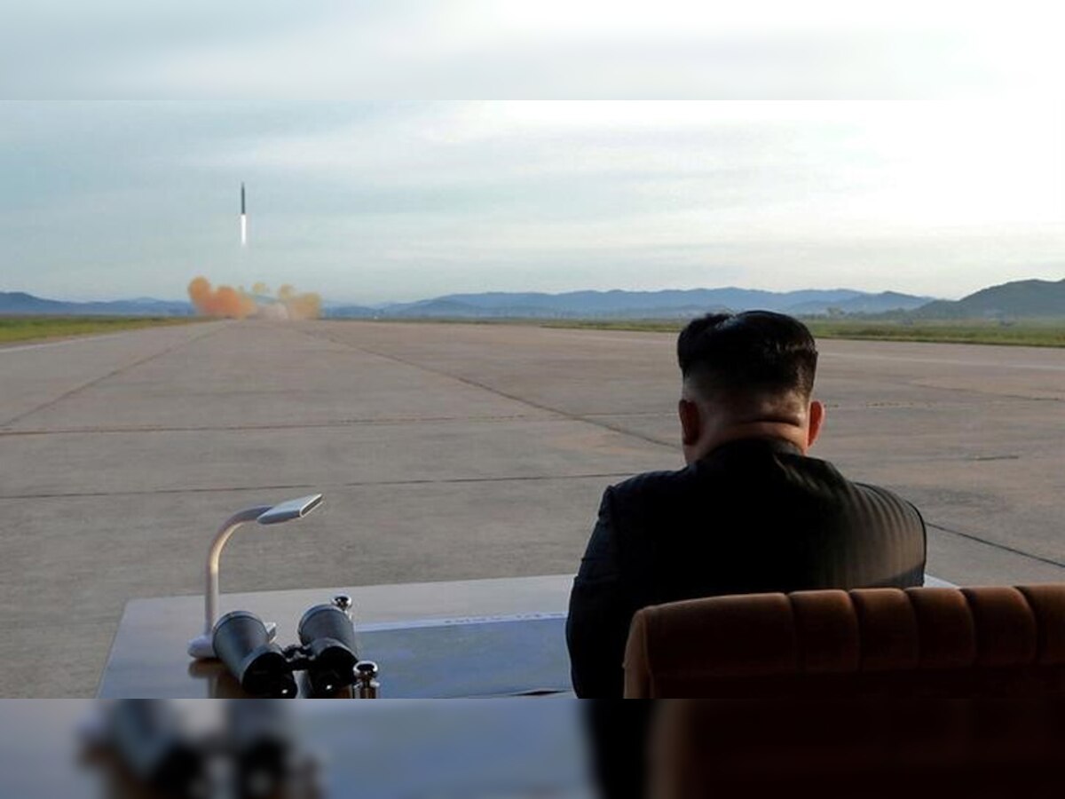 उत्तर कोरिया के नेता किम जोंग उन Hwasong-12 मिसाइल की लॉन्चिंग को देखते हुए. (Reuters/2 Nov, 2017)