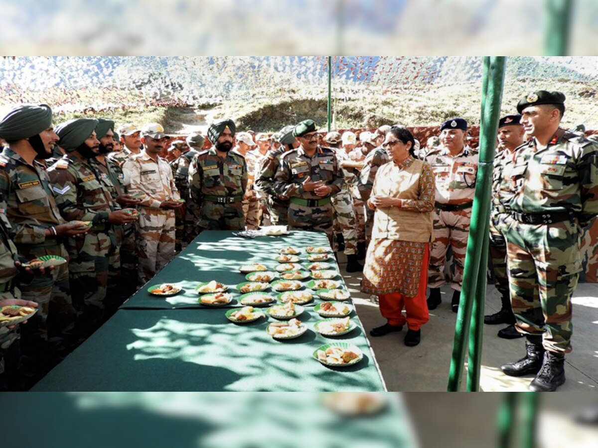 रक्षा मंत्री ने अंजॉ जिले के किबिथु में सेना की अग्रिम चौकियों पर जवानों से बातचीत की. (फोटो साभार - PTI)