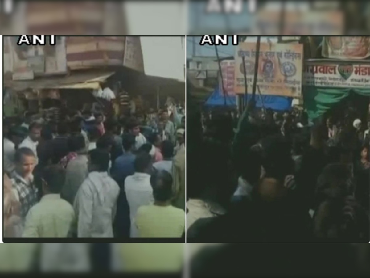 गुना के मधुसूदनगढ़ में रेप और हत्या की घटना के बाद लोगों ने प्रशासन के खिलाफ रविवार को विरोध प्रदर्शन किया (फोटोः एएनआई)