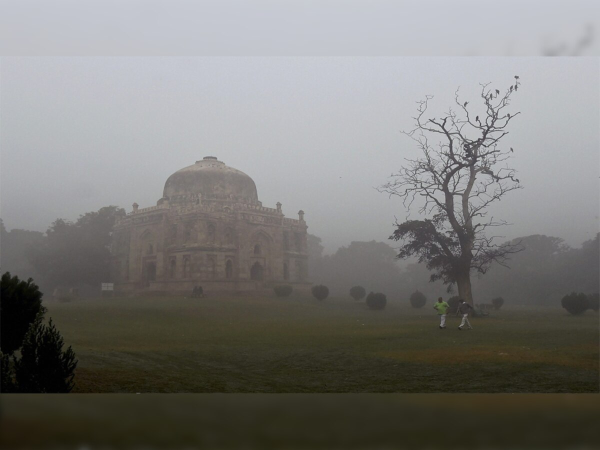 दिल्ली में मंगलवार को दमघोंटू धुंध का संकट गहराने में पड़ोसी राज्यों में जलाई जा रही पराली के अलावा लगातार करवट लेते मौसम की भी अहम भूमिका है. (फोटो - PTI)