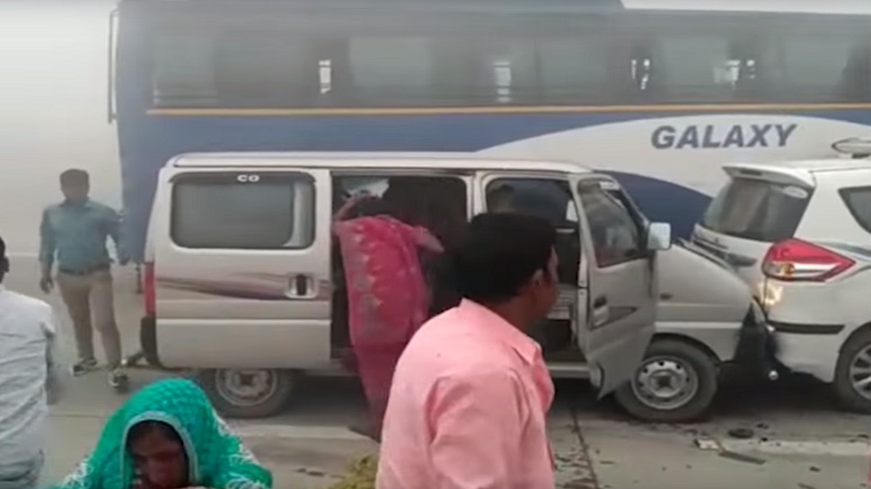 VIDEO: Smog के कारण यमुना एक्सप्रेस-वे पर टकराईं 10 कारें, कई घायल