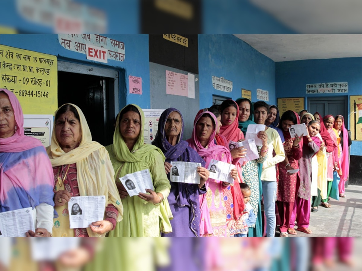 धर्माशाला के एक मतदान केंद्र पर वोट देने के लिए कतार में खड़ी महिलाएं. (IANS/9 Nov, 2017)