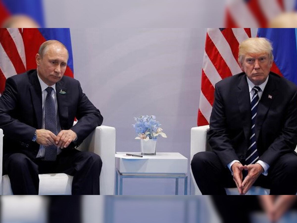 रूस के राष्ट्रपति व्लादिमीर पुतिन (बाएं) और साथ में अमेरिकी राष्ट्रपति डोनाल्ड ट्रंप. (फाइल फोटो)