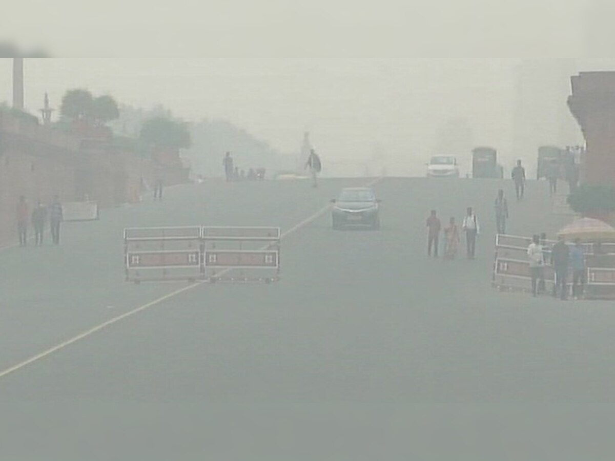 शनिवार को दिल्ली में छाई धुंध. (फोटो साभार - ANI)