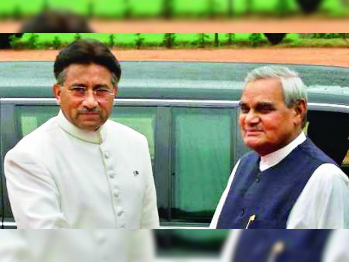 पाकिस्तान के पूर्व राष्ट्रपति परवेज मुशर्रफ के साथ भारत के पूर्व पीएम अटल बिहारी वाजपेयी. (फाइल फोटो)