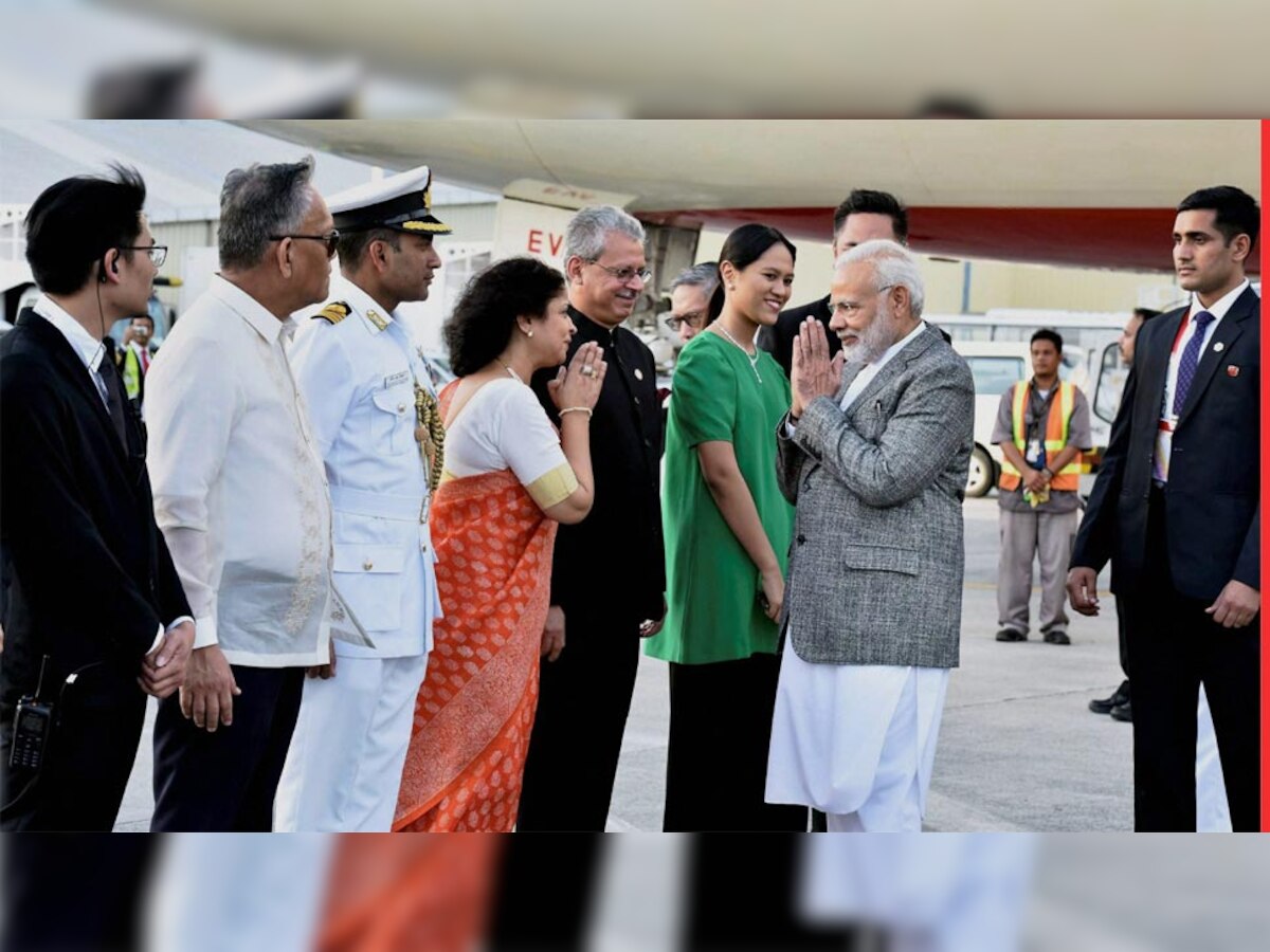 आसियान-भारत और पूर्वी एशिया समिट में भाग लेने मनीला पहुंचे पीएम नरेंद्र मोदी का एयरपोर्ट पर स्वागत करते स्थानीय अधिकारी. (PTI/12 Nov, 2017)