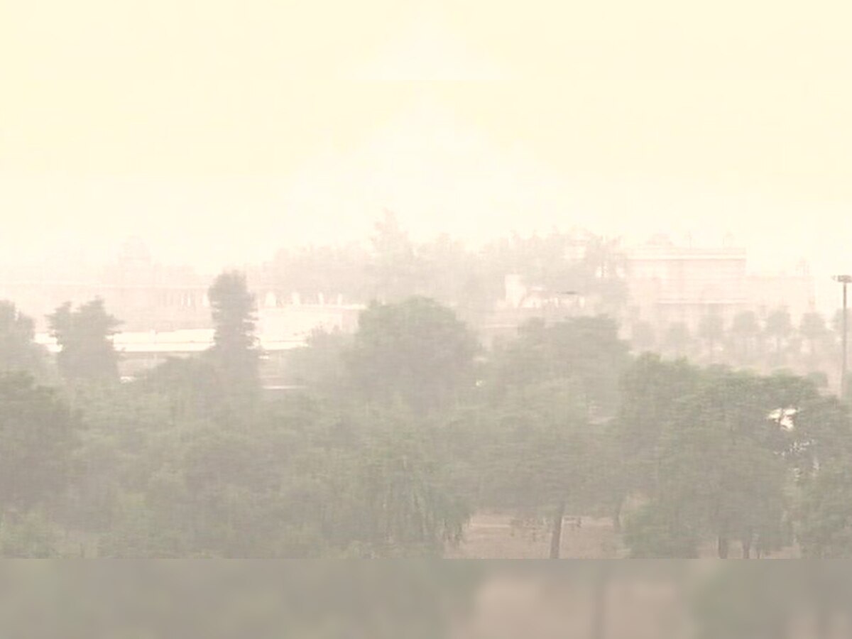 दिल्ली में रविवार को भी धुंध की चादर छाई रही. (फोटो साभार - ANI)