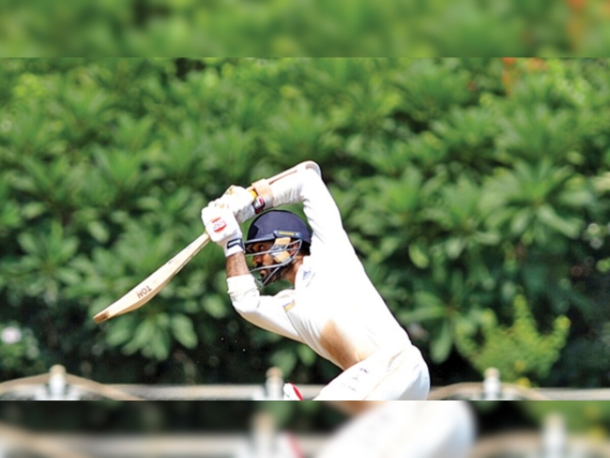 बल्लेबाजी के दौरान एक्शन में भारतीय क्रिकेटर दिनेश कार्तिक. (फाइल फोटो)