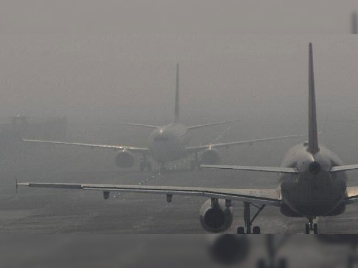 धुंध से मजबूर एयरलाइंस ने रद्द की फ्लाइट्स (फोटो-IANS)