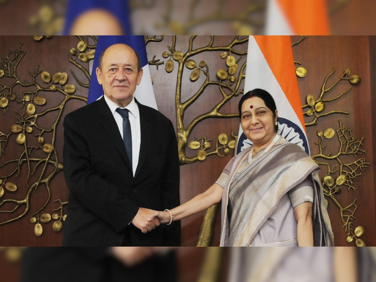 अपने फ्रांसिसी समकक्ष ज्यां यीब्स ला दारियां का स्वागत करतीं विदेश मंत्री सुषमा स्वराज. (MEAIndia/Twitter/17 Nov, 2017)