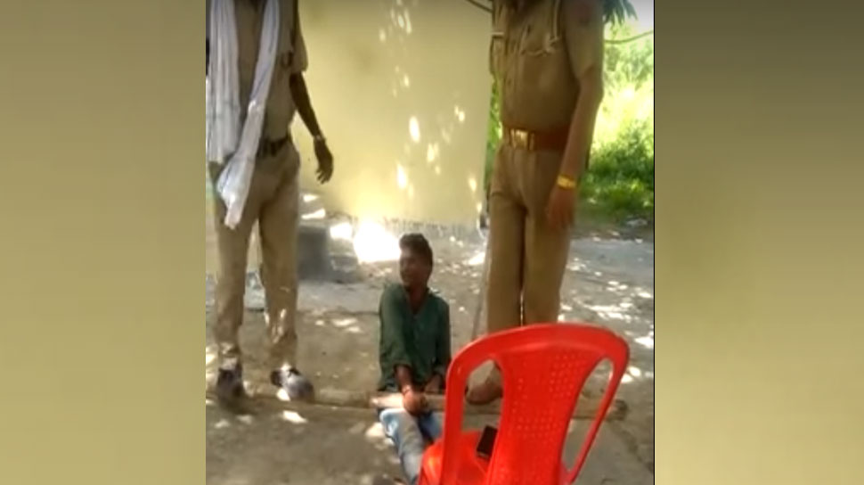 VIDEO: यूपी पुलिस की बेरहमी, आरोपी की जांघ पर डंडा रख चढ़ गए दो पुलिसवाले