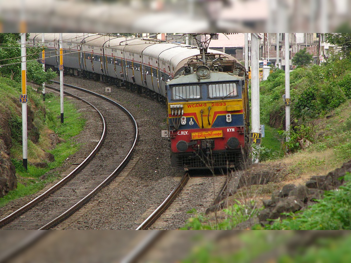 वेटिंग लिस्ट में कंफर्म टिकट से यात्रा करने वालों की संख्या में इजाफा हुआ.