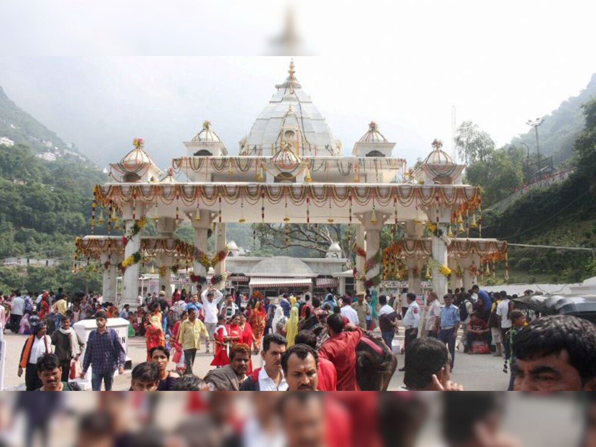 माता वैष्णो देवी मंदिर मार्ग पर केवल पैदल यात्रियों और बैटरी वाहनों ने चलने के एनजीटी के आदेश पर सुप्रीम कोर्ट ने लगाई रोक (फाइल फोटो-पीटीआई)
