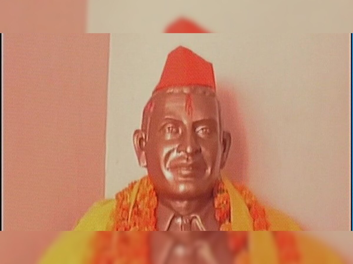हिंदू महासभा के दौलतगंज स्थित कार्यालय में नाथूराम गोडसे की प्रतिमा. (ANI/File)