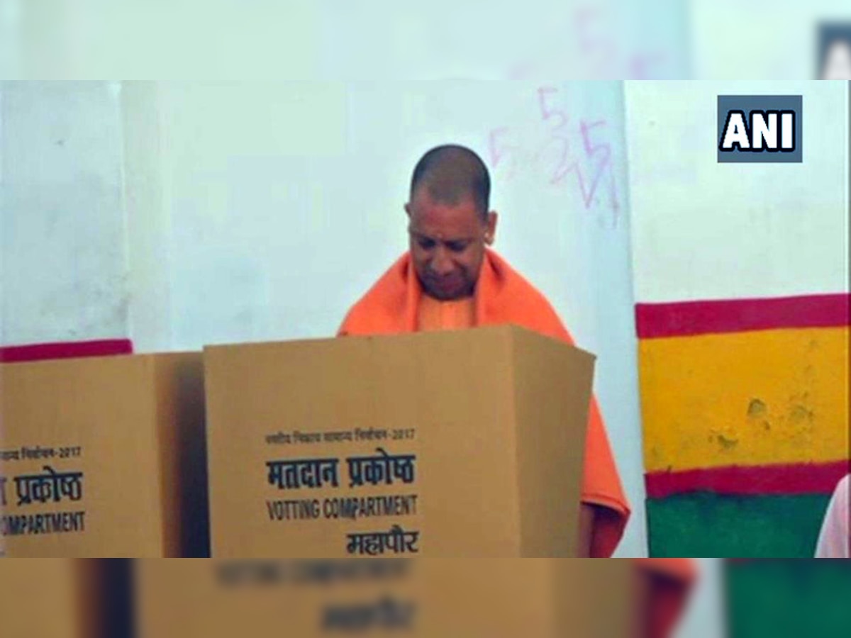 उत्तर प्रदेश के मुख्यमंत्री योगी आदित्यनाथ ने गोरखपुर स्थित मतदान केंद्र पर वोट डाला. (फोटो साभार-ANI)