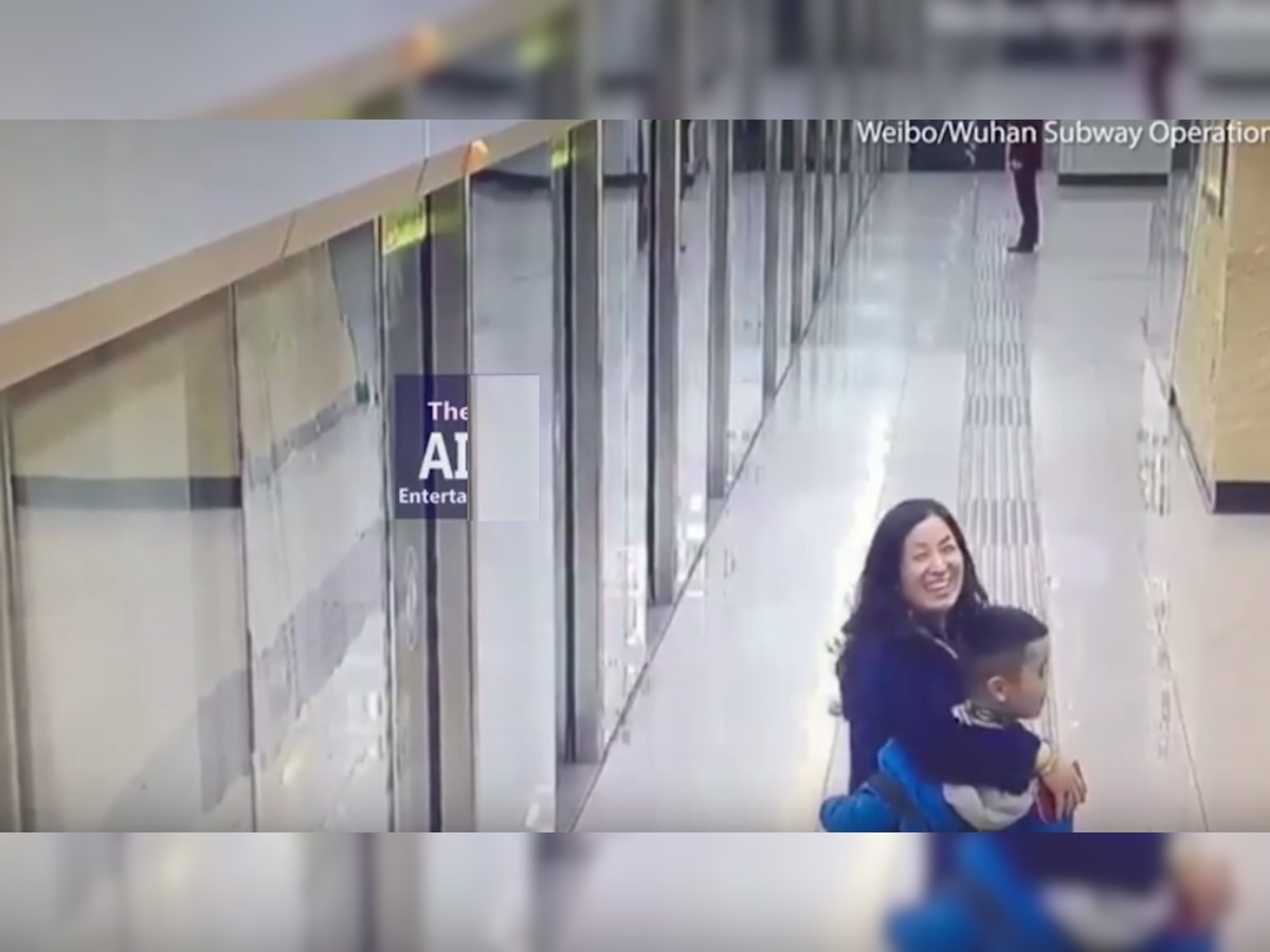 चीन के हुबई प्रांत स्थित वुहान में एक अंडरग्राउंड स्‍टेशन पर यह लड़का अपनी मां से बिछड़ गया था.