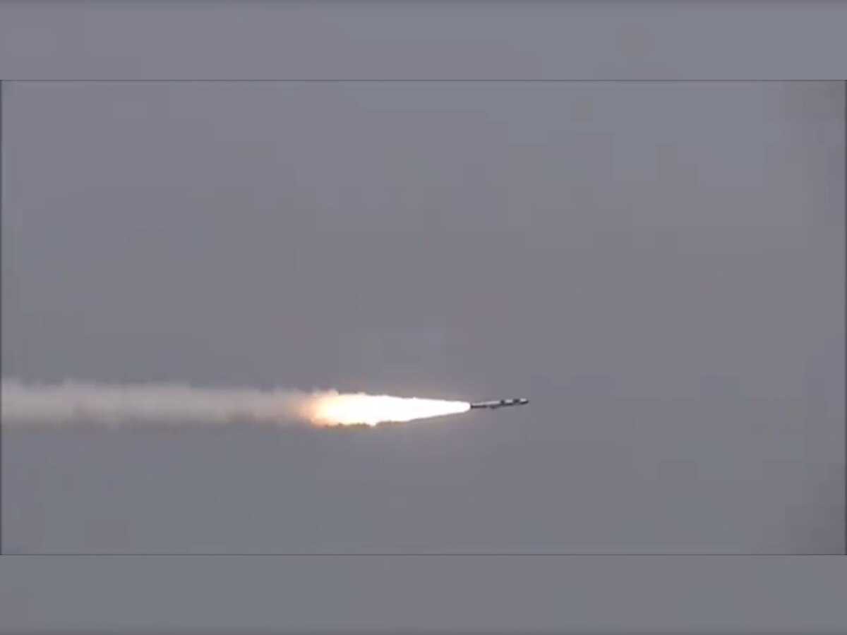 रक्षा मंत्रालय ने बताया कि लड़ाकू विमान से छोड़ी गई मिसाइल ने बंगाल की खाड़ी में लक्ष्य को भेदा.