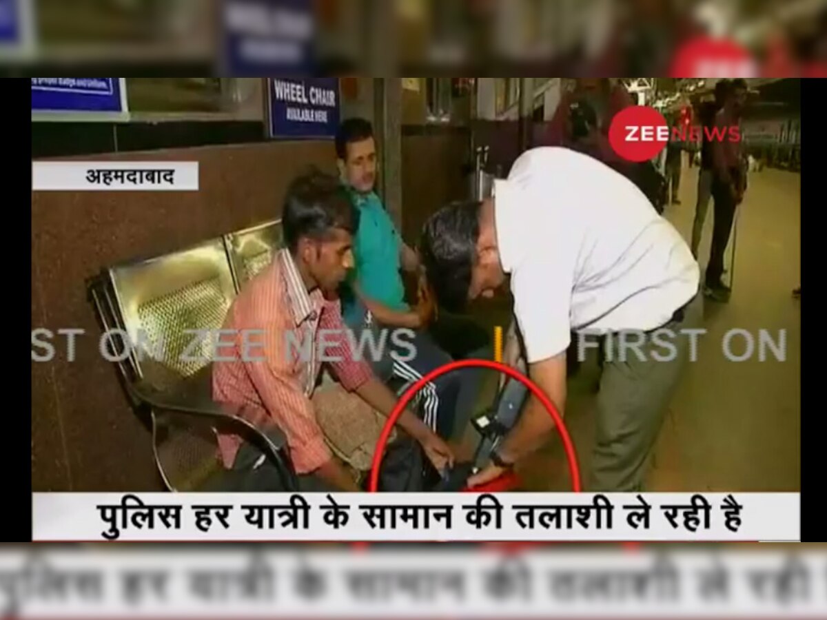 अहमदाबाद रेलवे स्टेशन पर यात्रियों के सामान की जांच करती पुलिस. (TV Grab) 