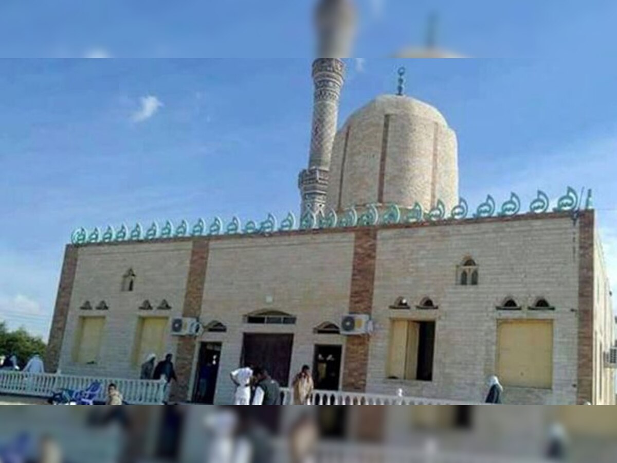 मिस्र के अशांत उत्तरी सिनाई के अलआरिश में स्थित अल रौदा मस्जिद. (Twitter Photo/24 Nov, 2017)