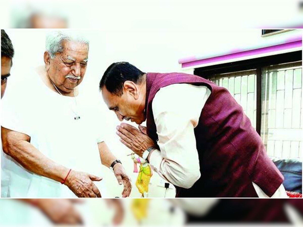 गुजरात में बीजेपी के वरिष्ठ नेता केशुभाई पटेल को प्रणाम करते गुजरात के वर्तमान सीएम विजय रूपाणी (फाइल फोटोः हनीफ सिंधी, डीएनए)