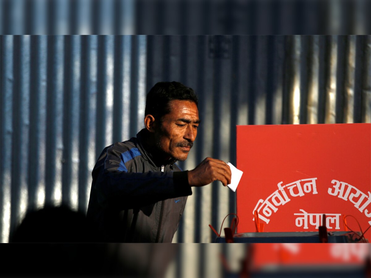 नेपाल के चौतारा में वोटिंग के दौरान एक मतदाता. (Reuters/26 Nov, 2017)