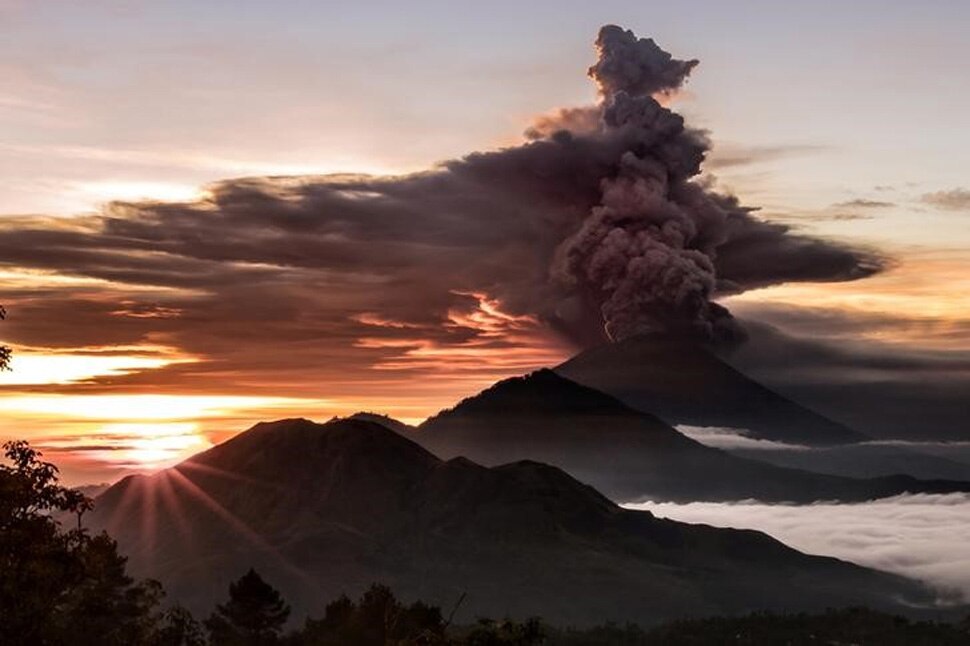 Mount Agung Volcano Erupting, High Alert in indonesia's Bali | PICS:  ज्वालामुखी का दिखा विकराल रूप, 3400 मीटर ऊंचाई तक धुएं का गुब्बार देख दहशत  में लोग | Hindi News,
