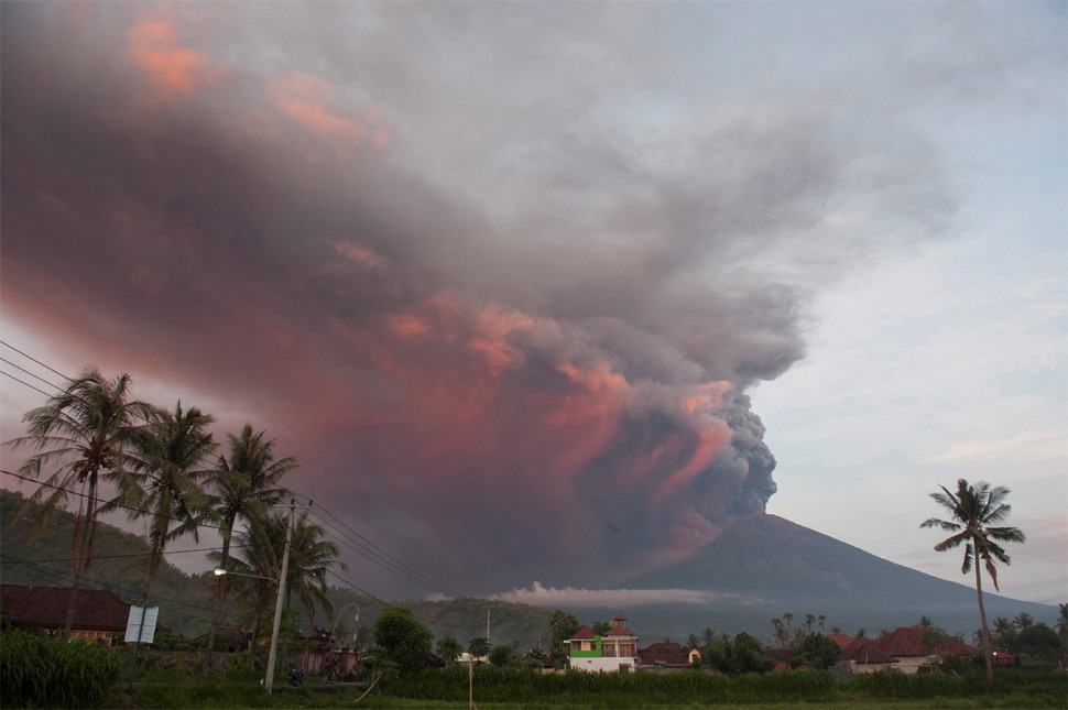 indonesia's Volcano Mount Agung Erupting, High Alert in Bali indonesia's Volcano Mount Agung Erupting, High Alert in Bali