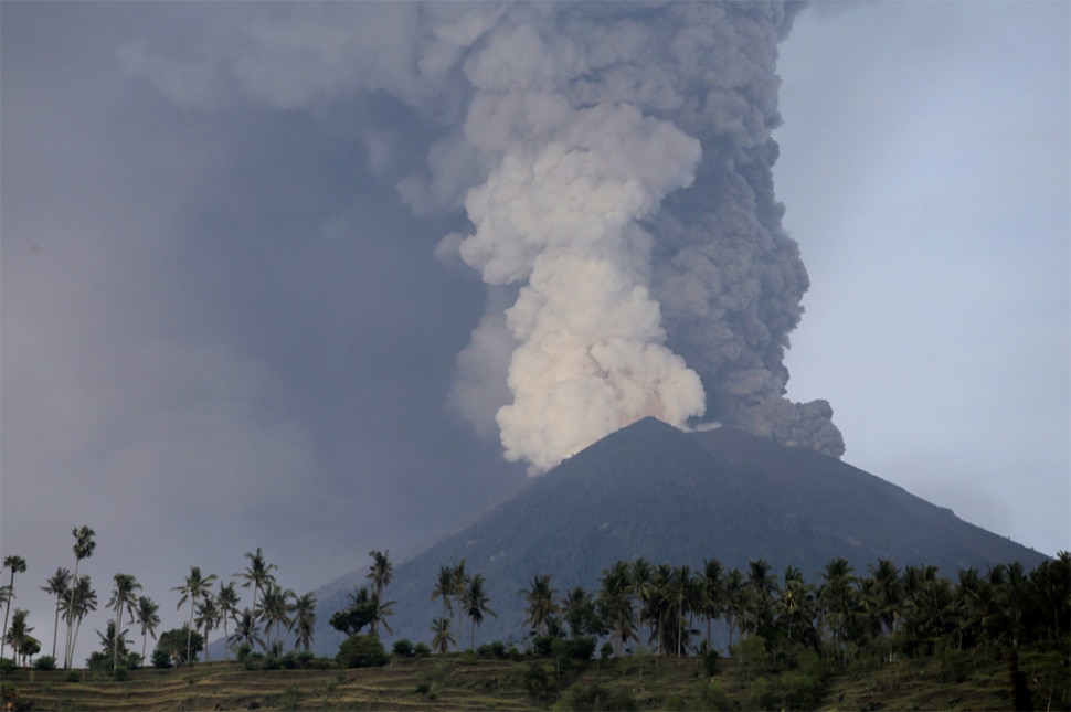 indonesia's Mount Agung Volcano Erupting, High Alert in Bali indonesia's Mount Agung Volcano Erupting, High Alert in Bali