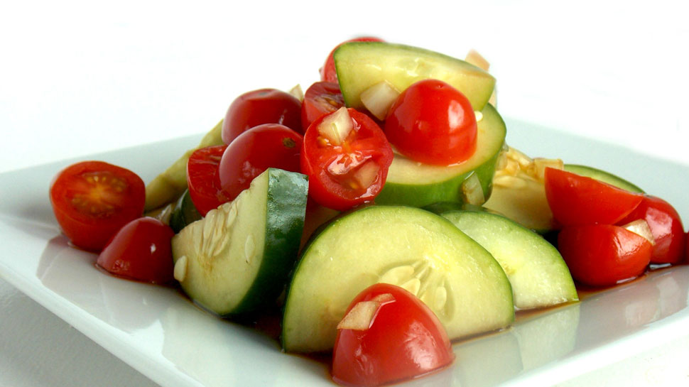 never eat cucumbers and tomatoes together टमाटर और खीरे से जुड़ी ये
