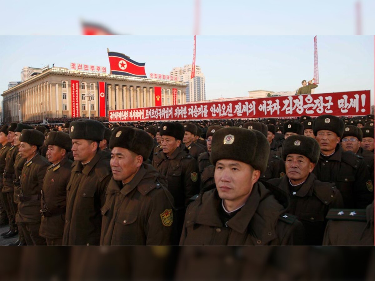प्योंगयांग के किम सुंग स्क्वॉयर पर जमा उत्तर कोरियाई सेना के जवान. (PTI/1 Dec, 2017)