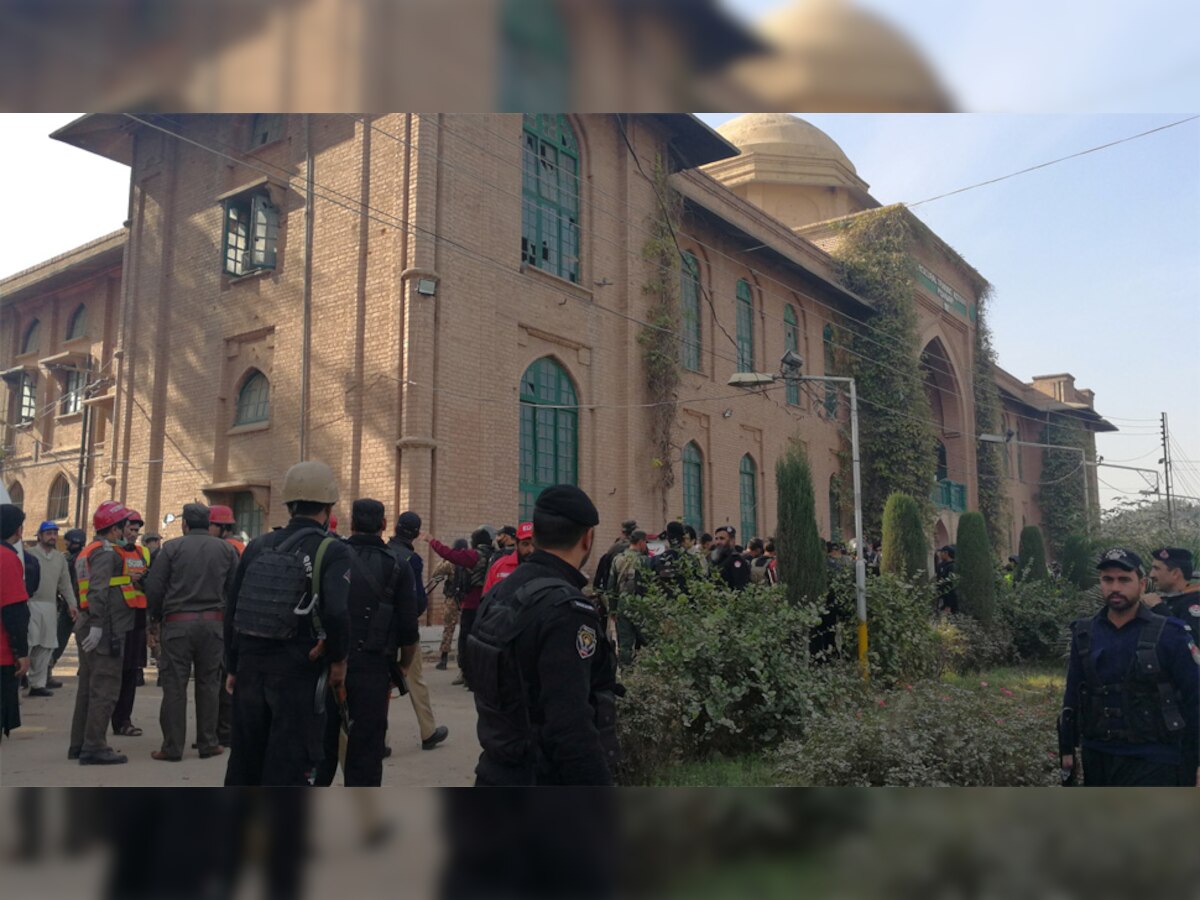 पाकिस्तान के पेशावर में कृषि प्रशिक्षण संस्थान के बाहर खड़े पुलिस और राहतकर्मी. (Reuters/1 Dec, 2017)