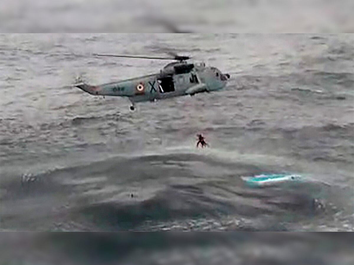 चक्रवात ओखी: लक्षद्वीप के समुद्री लहरों में फंसे मछुआरे को बचाता एक नौसेना हेलीकॉप्टर. (PTI/2 Dec, 2017)