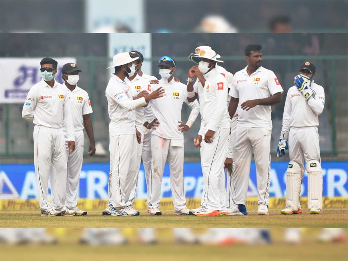 भारत के खिलाफ तीसरे टेस्ट मैच के दूसरे दिन कोटला मैदान पर मास्क पहने हुए श्रीलंका के खिलाड़ी. (PTI/3 Dec, 2017)