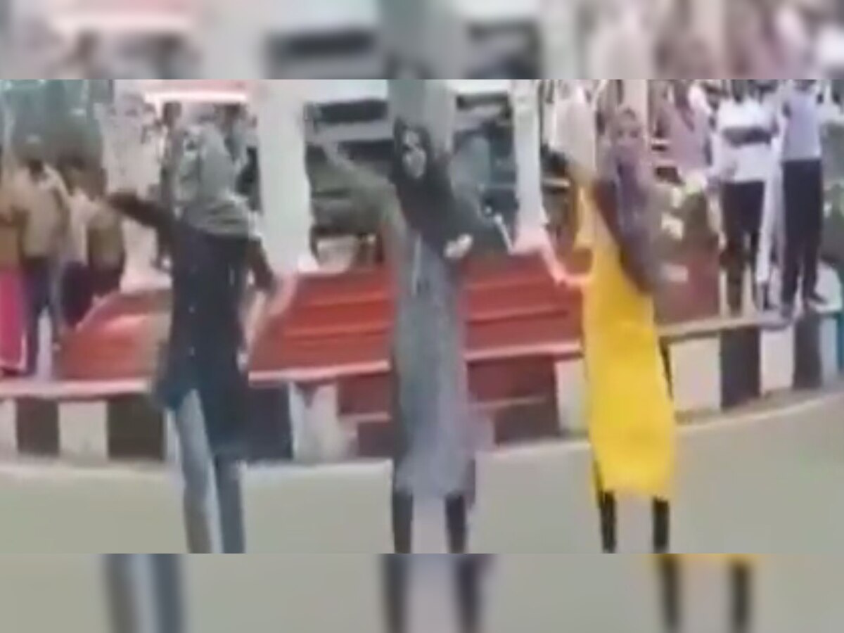 केरल के मल्लापुरम में मुस्लिम छात्राओं ने किया डांस तो धर्म के ठेकेदारों को लग गया बुरा (फोटोः एएनआई वीडियो ग्रैब)