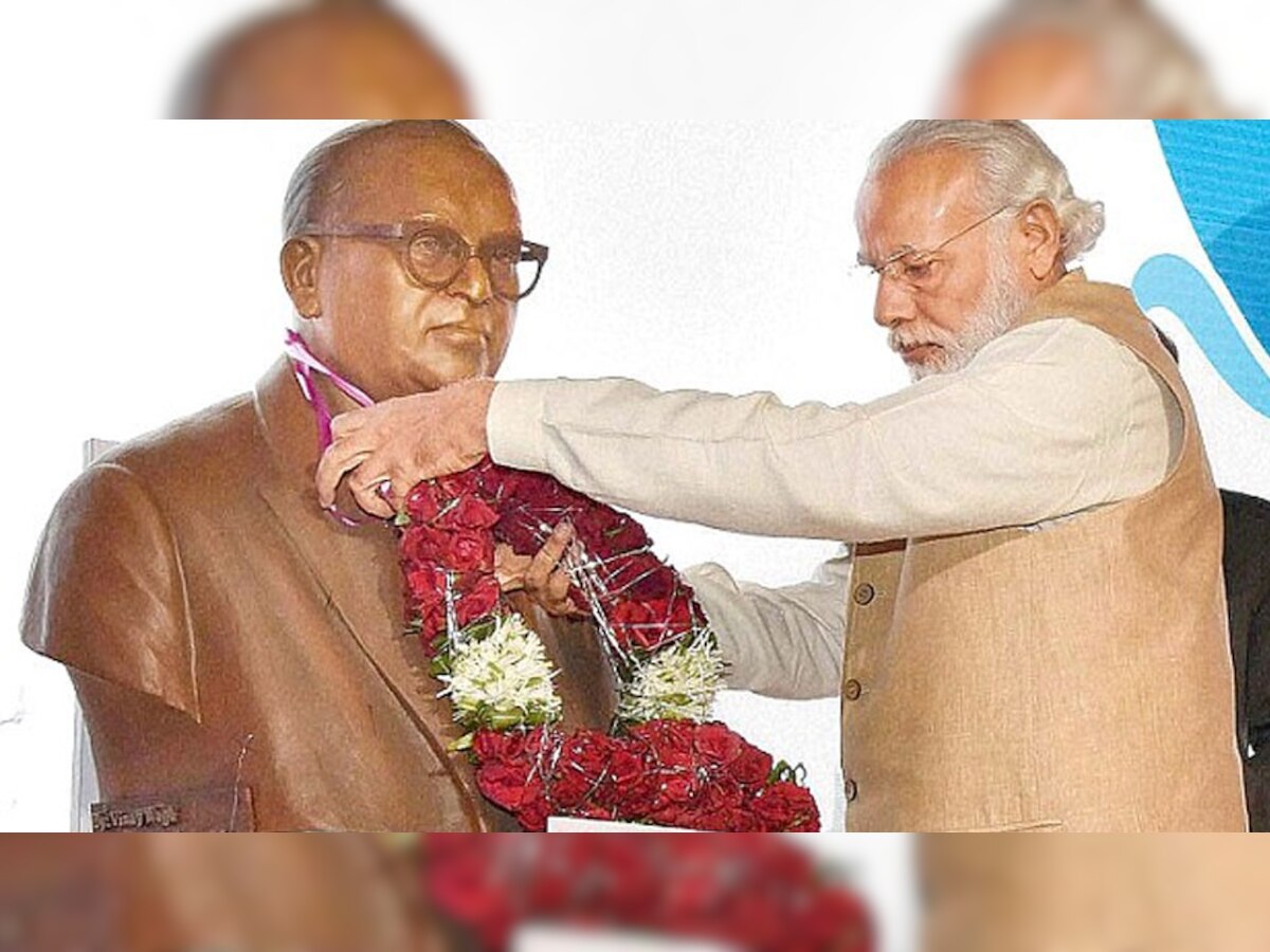 डॉक्टर भीमराव अंबेडकर (Bhim Rao Ambedkar) की मूर्ति को माला पहनाते प्रधानमंत्री नरेंद्र मोदी. तस्वीर साभार: PTI फाइल