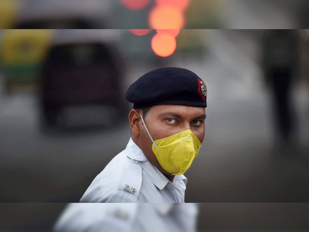 दिल्ली में प्रदूषण जानलेवा स्तर तक पहुंच गया है. तस्वीर साभार: PTI