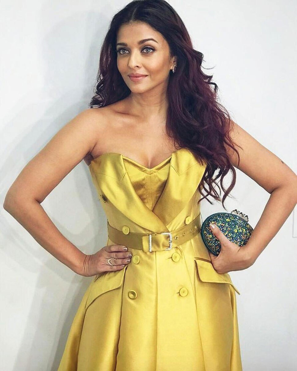Aishwarya Rai, Golden Gown, ऐश्वर्या राय बच्चन, मुकेश अंबानी, गोल्डन गाउन
