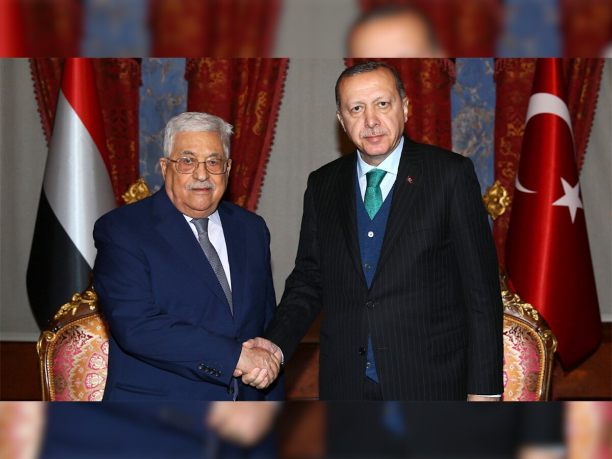 यरूशलम संकट: तुर्की के राष्ट्रपति रजब तय्यब एर्दोआन (दाएं) और फिलीस्तीनी राष्ट्रपति महमूद अब्बास. (PTI/13 Dec, 2017)