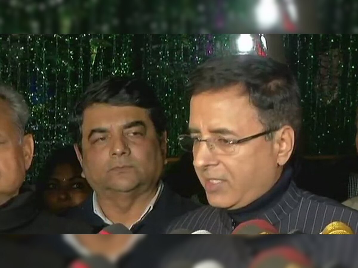 कांग्रेस नेता अशोक गहलोत, आनंद शर्मा एवं रणदीप सुरजेवाला के नेतृत्व में पार्टी के एक शिष्टमंडल ने चुनाव आयोग जाकर ज्ञापन सौंपा. (फोटो साभार - ANI)