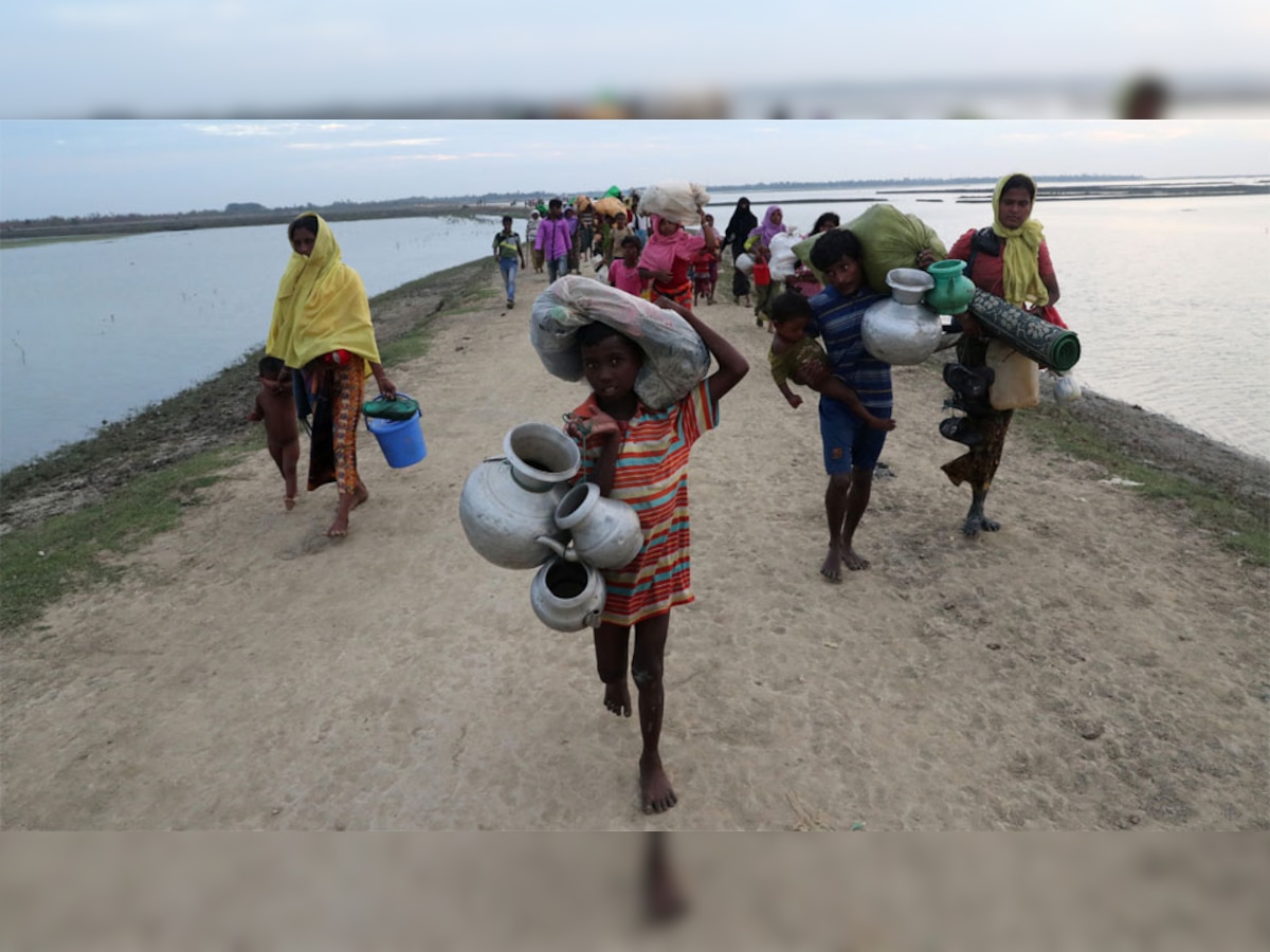 नाफ नदी पार करने के बाद बांग्लादेश के टेकनाफ में रोहिंग्या शरणार्थी. (Reuters/12 Nov, 2017)