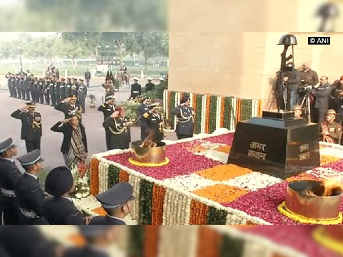 रक्षा मंत्री निर्मला सीतारमण, जनरल बिपिन सिंह रावत ने अमर जवान ज्‍योति पर दी 1971 के शहीदों को श्रद्धांजलि... (फोटो- ANI)