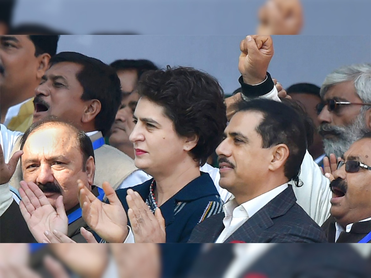 राहुल गांधी के पार्टी अध्यक्ष बनने पर आयोजित समारोह में प्रियंका अपने पति रॉबर्ट वाड्रा के साथ. (PTI/16 Dec, 2017)