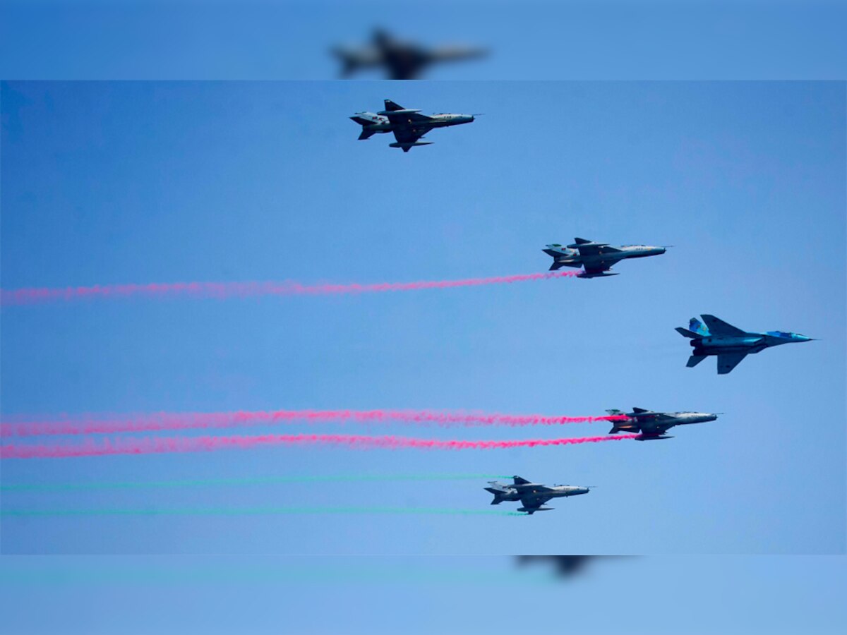 46वें विजय दिवस के मौके पर जश्न के दौरान ढाका में वायु सेना के विमान आकाश रंगीन धुआं छोड़ते हुए. (PTI/16 Dec, 2017)