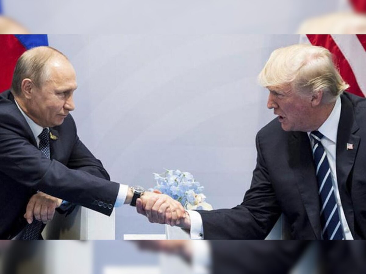 रूसी राष्ट्रपति व्लादिमीर पुतिन (बाएं) और अमेरिकी राष्ट्रपति डोनाल्ड ट्रंप एक-दूसरे से हाथ मिलाते हुए. (फाइल फोटो)